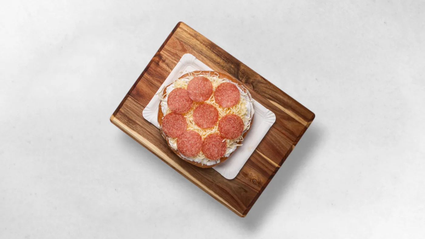 Langos mit Sauerrahm, Käse und Salami
