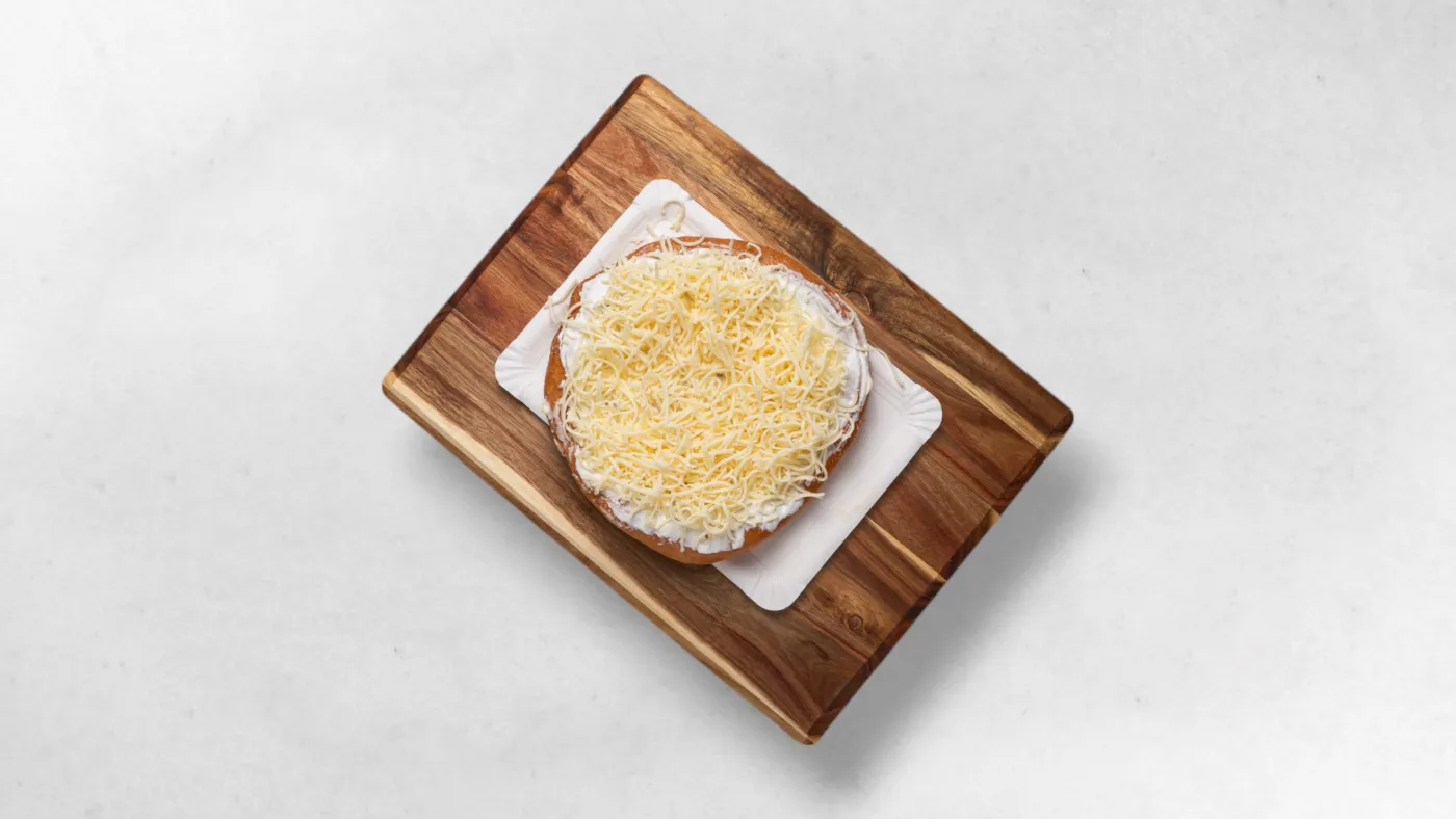 Langos mit Sauerrahm und Käse